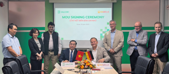 Foto (Nachweis: ZAK): Landrat Frank Scherer (4.v.r.) und Quang Huan Nguyen (4.v.l.) bei der Unterzeichnung des „Memorandum of Understanding“.