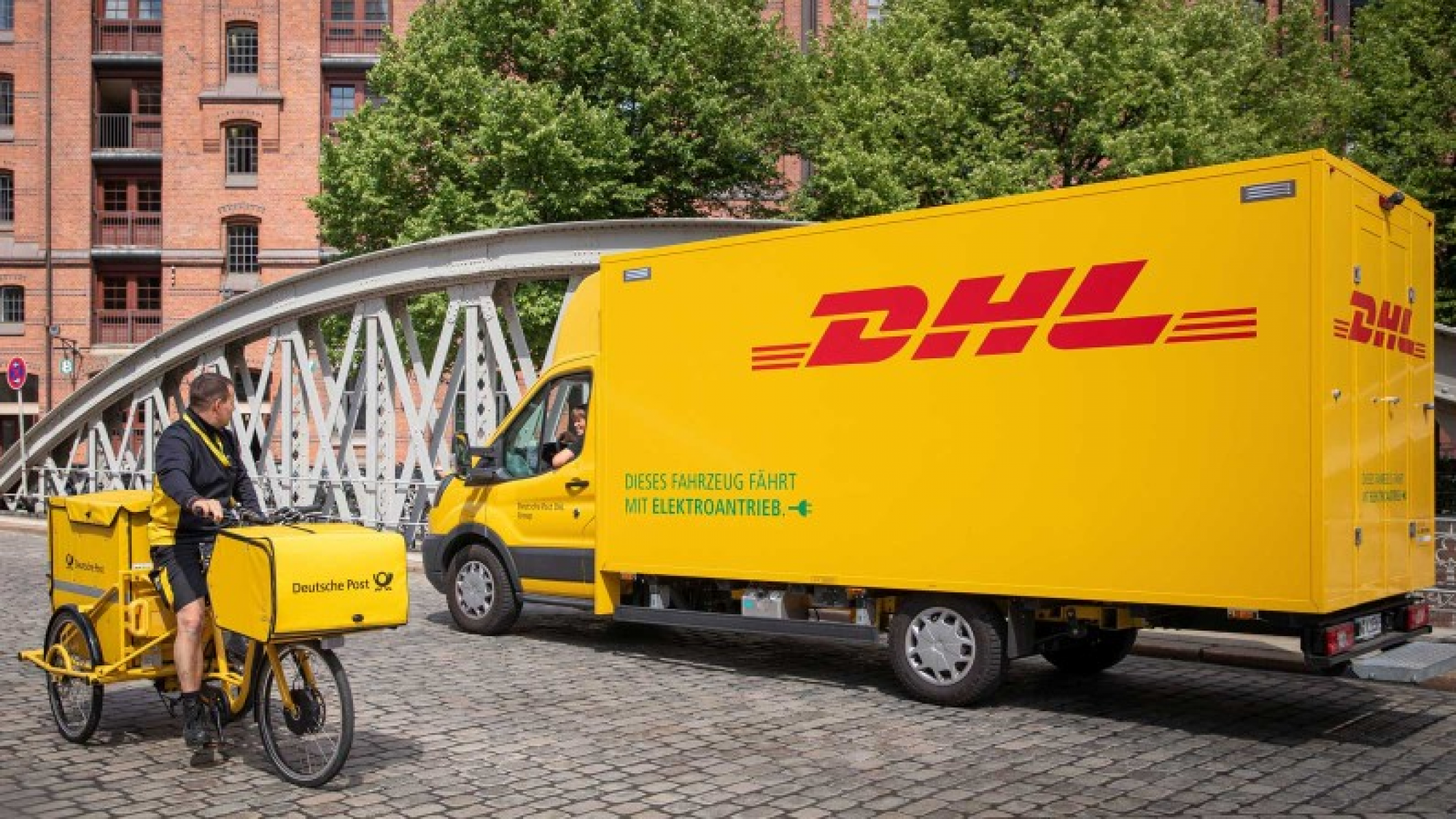 Die klimaneutrale Zustellung wird seitens Deutsche Post DHL für alle Sendungen weiter ausgebaut. Dies erfolgt durch einen der mittlerweile 20.000 Elektrotransporter oder eines der 12.600 E-Trikes.