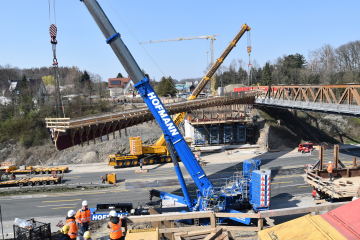 Straßen.NRW: Kraftakt für vier Krane: Stahlträger an der A1-Brücke Eichholzstraße aufgelegt