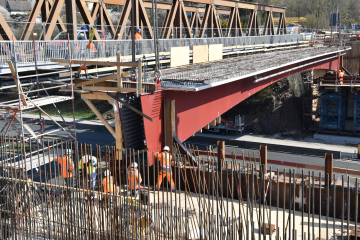 Straßen.NRW: Kraftakt für vier Krane: Stahlträger an der A1-Brücke Eichholzstraße aufgelegt