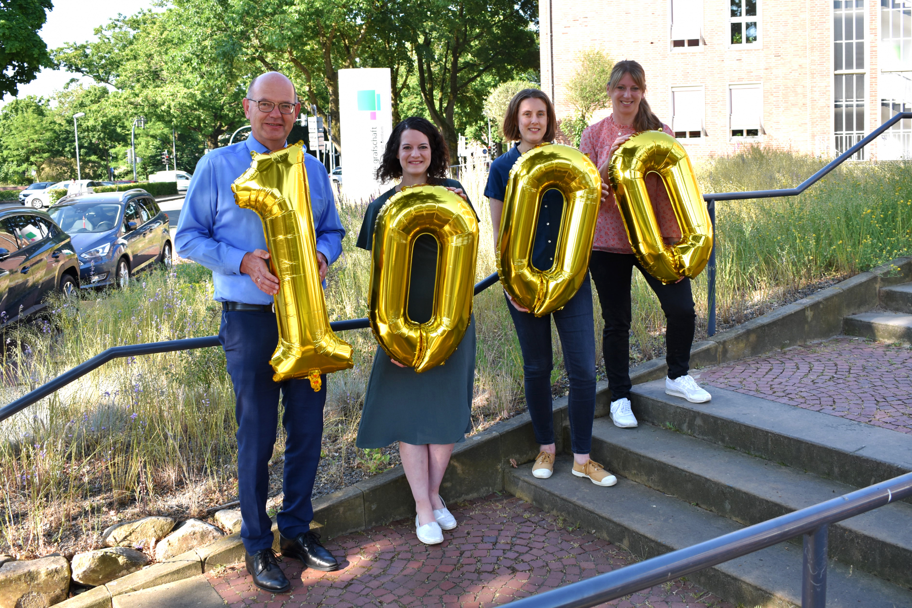 Auf dem Bild v.l.n.r.: Landrat Uwe Fietzek mit Laura Hartmann, Rebekka Gaebel und Anne Spill (Presse- und Öffentlichkeitsarbeit, Landkreis Grafschaft Bentheim). Foto: Landkreis Grafschaft Bentheim