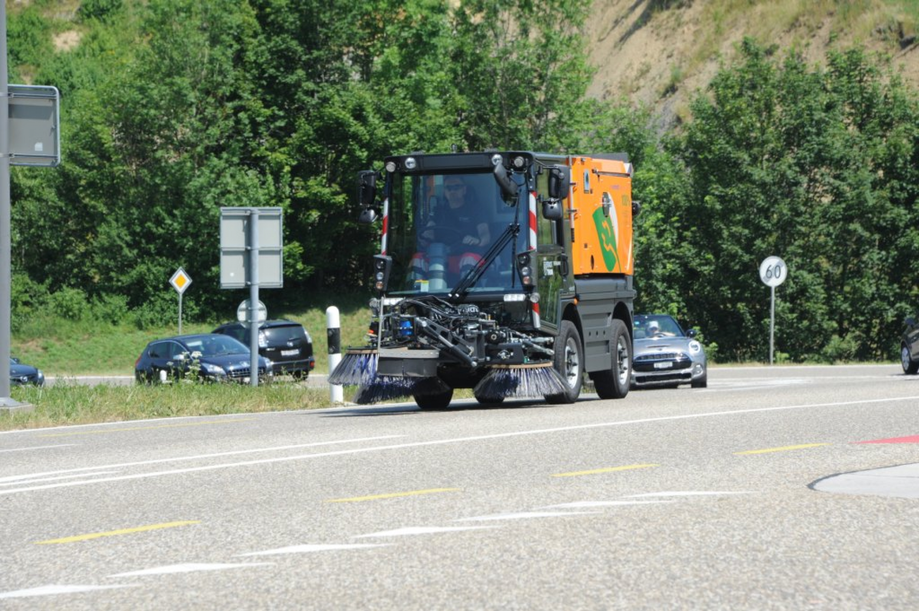 Aebi Schmidt liefert die erste vollelektrisch angetriebene Kehrmaschine an die Stadt Thun aus – auf nicht alltägliche Art und Weise