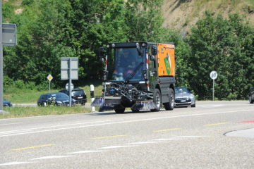 Aebi Schmidt liefert die erste vollelektrisch angetriebene Kehrmaschine an die Stadt Thun aus – auf nicht alltägliche Art und Weise - Image