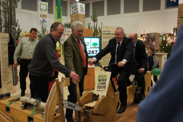 IGW: Minister Dr. Backhaus fährt Fahrrad für den Wald - Image