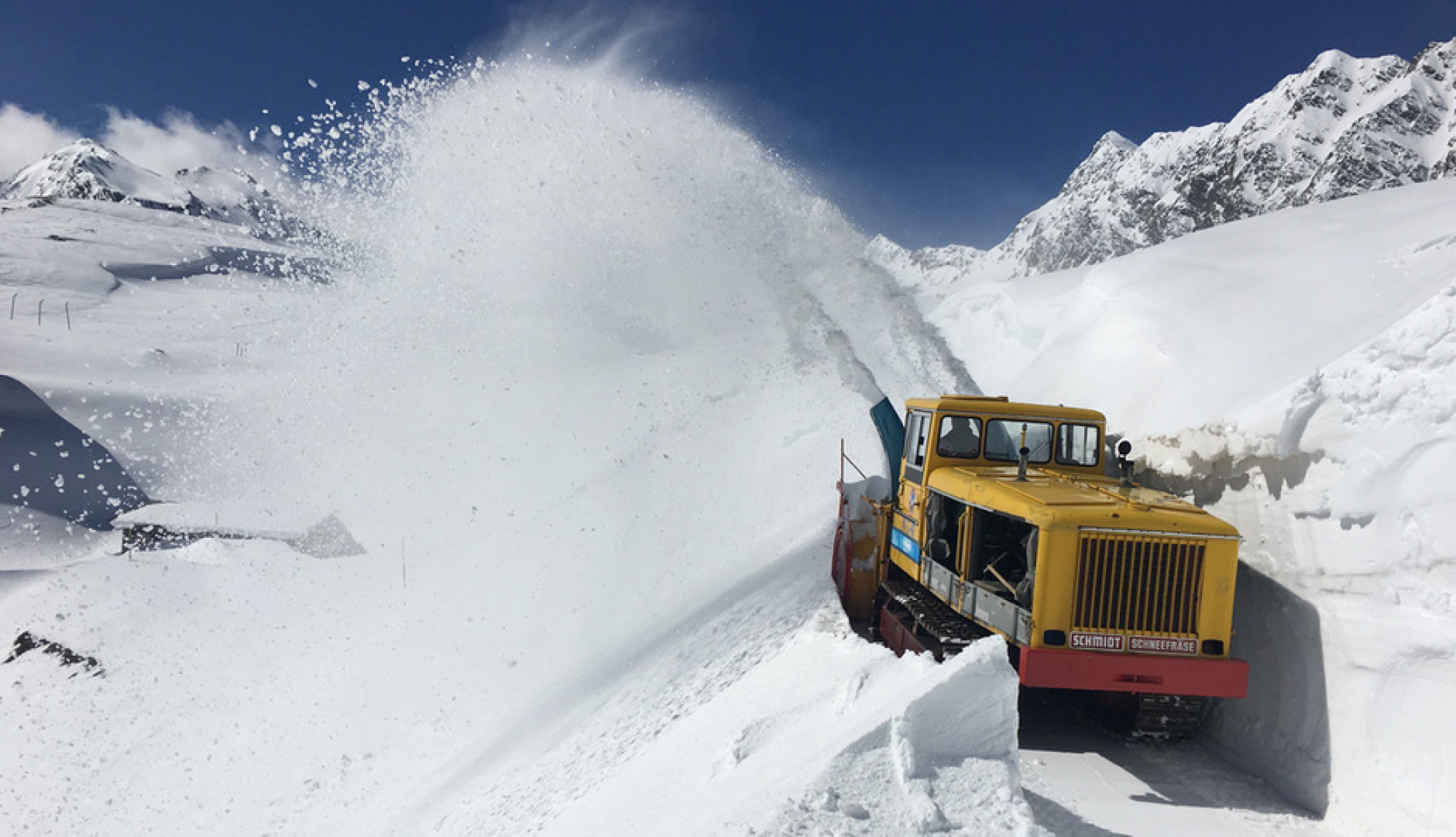 Fünf Meter hohe Schneewände: Mit Schmidt am Timmelsjoch