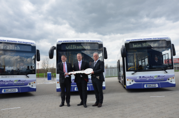 Landrat Dr. Matthias Neth nimmt gemeinsam mit dem Geschäftsführer der Landesagentur e-mobil BW GmbH, Franz Loogen und den Busunternehmern die vier Elektrobusse im Hohenlohekreis in Betrieb.