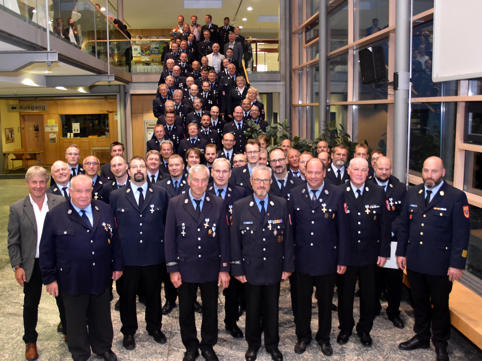 Ehrung langjährig verdienter Angehöriger der Feuerwehren im Landkreis Fürstenfeldbruck