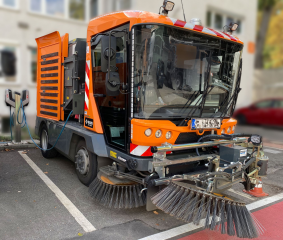 Am Erlebnisstand des AWS auf dem Stuttgarter Marktplatz werden die elektrische Kehrmaschine und weitere Fahrzeuge des städtischen Fuhrparks für Besucherinnen und Besucher zugänglich sein.