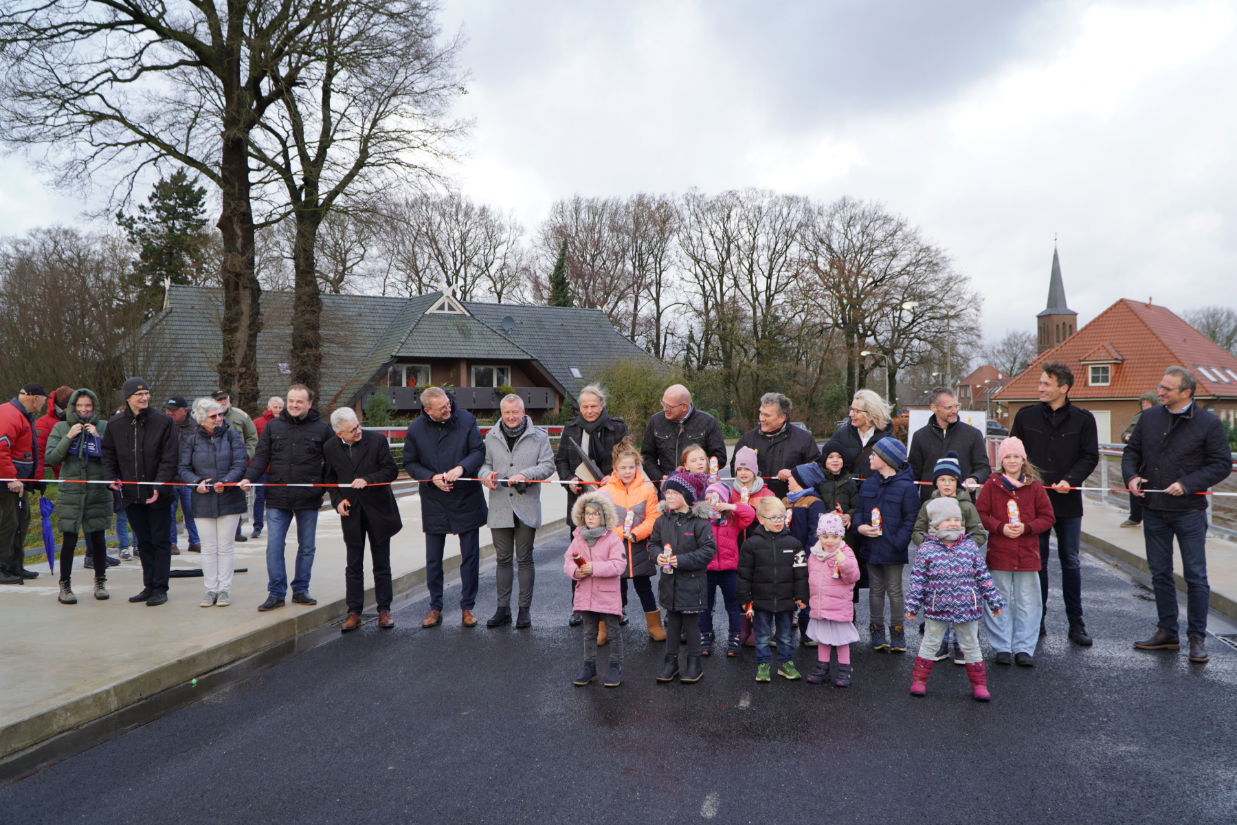 Vertreterinnen und Vertreter der Kreisverwaltung um Landrat Uwe Fietzek, von der Samtgemeinde Emlichheim und der Gemeinde Laar, des Meppener Bauunternehmens Becker, des Nordhorner Planungsbüros Lindschulte und des Niedersächsischen Landesbetriebs für Wass