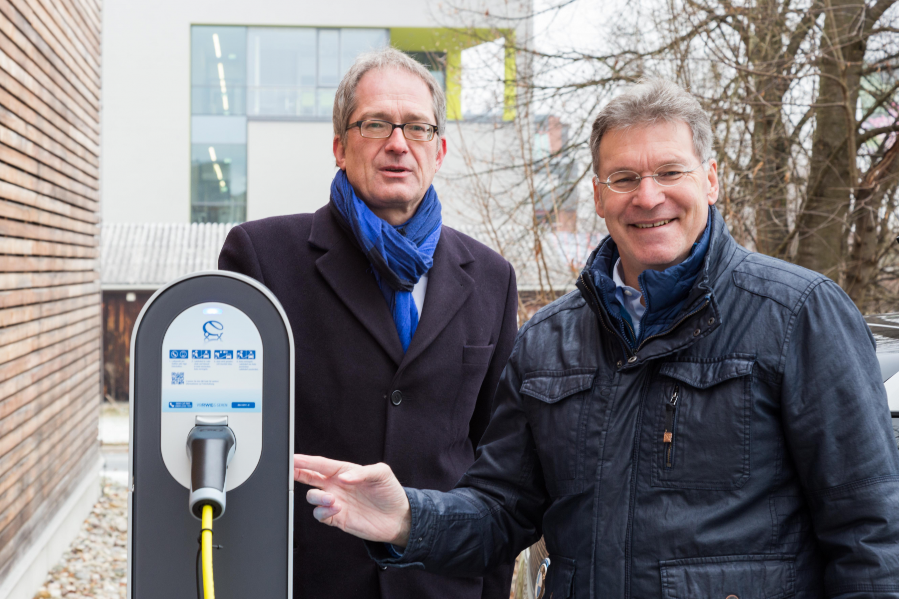 Uni-Präsident Prof. Dr. Stefan Leible (links) und Stadtwerke-Geschäftsführer Jürgen Bayer eröffnen die neue Ladesäule auf dem Campus Bayreuth