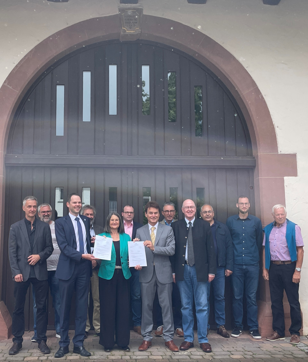 Regierungspräsidentin Bärbel Schäfer hat Förderbescheide an die Bürgermeister Marcus Türk (Villingendorf, links neben Schäfer) und Frank Scholz (Dietingen, rechts) übergeben. Foto: Regierungspräsidium Freiburg