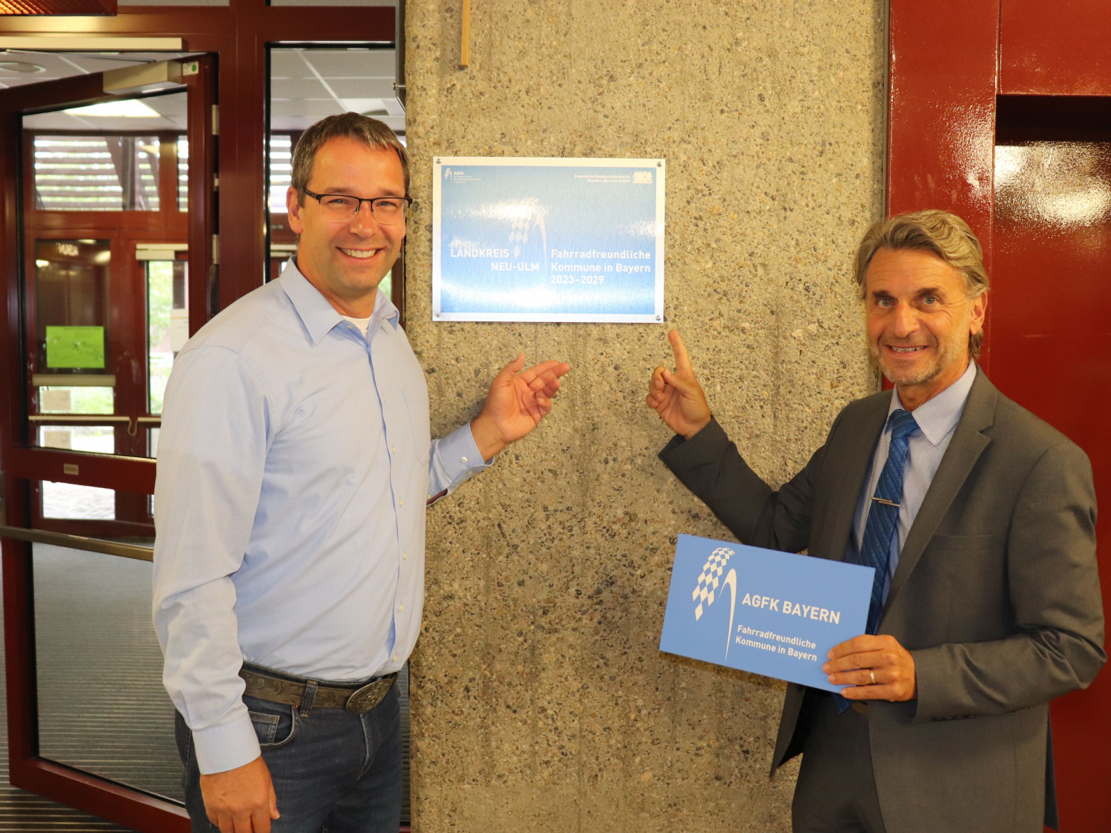 Stellvertretender Landrat Erich Winkler (rechts) und Radverkehrsbeauftrag-ter Steffen Fiebig (links) freuen sich über die Auszeichnung „Fahrradfreund-liche Kommune in Bayern 2023 bis 2029“.  Foto: Jürgen Bigelmayr / Landratsamt Neu-Ulm