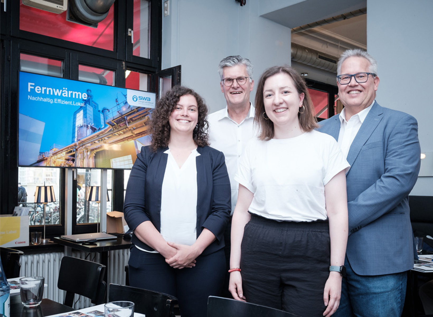 Beim Bürgercafé der Stadtwerke beantworteten (v.l.) Dagny Leu, Gerd Engels, Sarah Köster und Thorsten Ellmann Fragen der Besucherinnen und Besucher. (Foto: Stadtwerke Bonn/Martin Magunia)