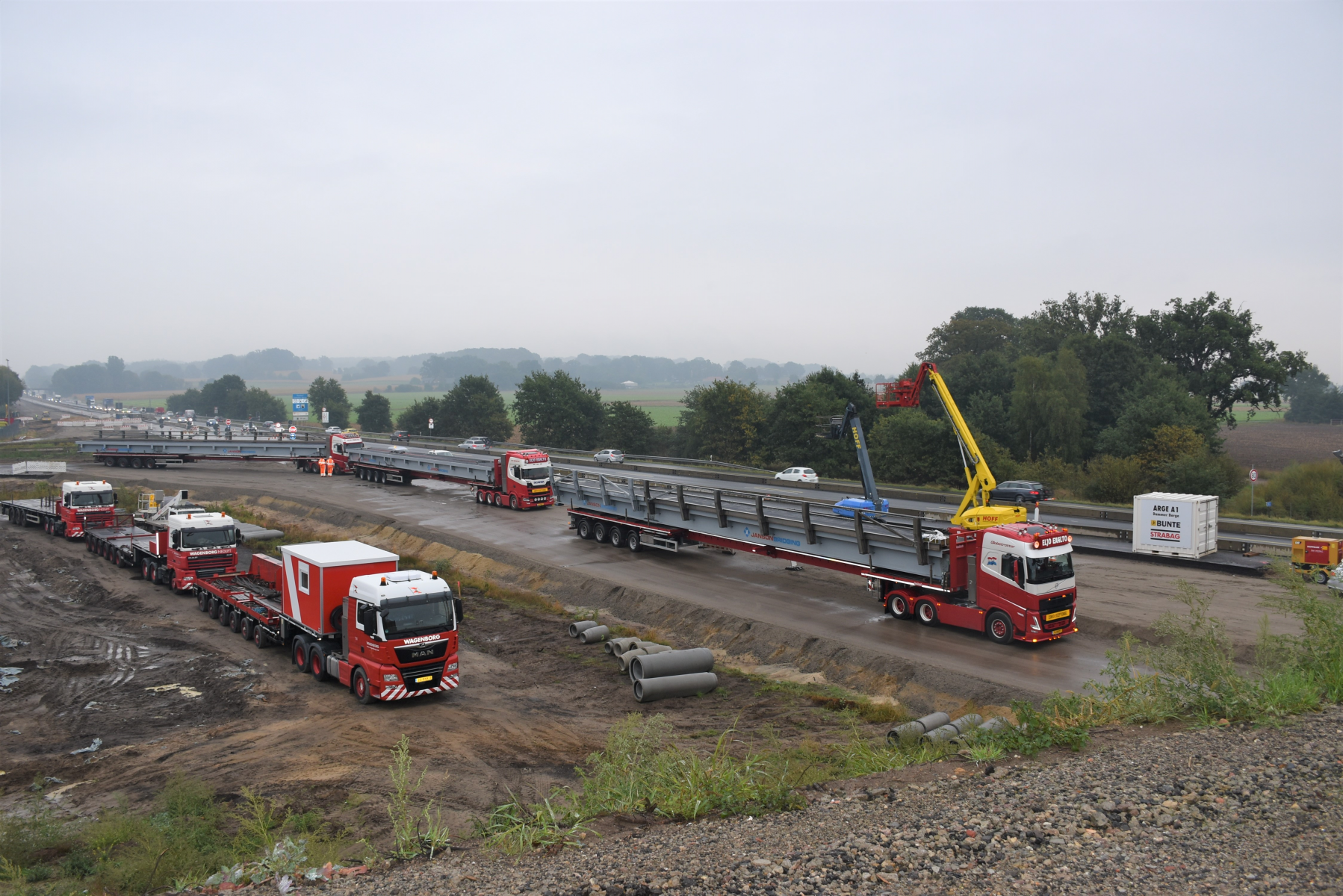 Die ersten drei Stahlfertigteile für die Behelfsbrücke über die A1 stehen für den Einsatz bereit. Auf der Richtungsfahrbahn Bremen fließt weiterhin der gesamte Verkehr auf vier Spuren in zwei Richtungen. Fotos: © Autobahn Westfalen/Christine Sabisch