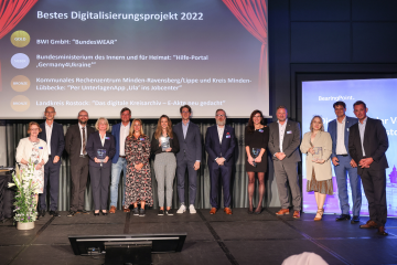 Die Gewinner in der Kategorie „Bestes Digitalisierungsprojekt Bund/Länder/Kommunen“. Für das krz nahmen krz-Projektleiterin Irina Fuchs (3. v. r.) und stellvertretender krz-Geschäftsleiter Martin Kroeger (2.v.r.) die Auszeichnung entgegen. (Foto: BearingP