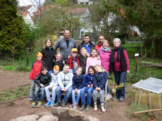 Die Schulgarten AG der Erlenbacher Grundschule mit ihren Lehrerinnen sowie Gärtnermeister Thomas Strottner, den Helfern aus dem Ökologieprogramm und Kuni Tappe