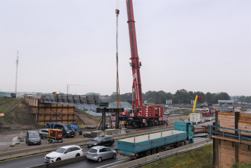 Das erste Stahlfertigteil liegt auf dem temporären Widerlager und dem temporären Mittelpfosten auf. Fotos: © Autobahn Westfalen/Christine Sabisch