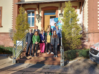 FES-Geschäfsführer Benjamin Scheffler, Prof. Dr. Erika Graf (Frankfurt University of Applied Sciences), Klima- und Umweltdezernentin Rosemarie Heilig, Johanna Roos (Stiftung Polytechnische Gesellschaft), Flora Matani (FES-Projektleitung), oben von links: 