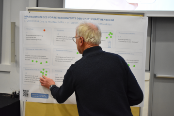 Im Zuge eines Gallery Walks, einer Moderationsmethode zur Diskussion von Arbeitsergebnissen, gewichteten die Veranstaltungsgäste mögliche Klimaschutzmaßnahmen für das Vorreiterkonzept. Foto: Landkreis Grafschaft Bentheim.