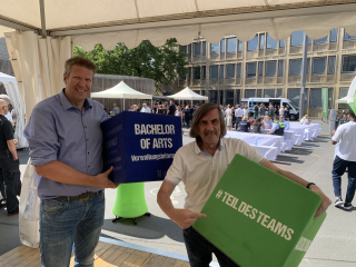 Ziehen ein positives Fazit über die erste Hausmesse der Stadt Gütersloh: Bürgermeister Norbert Morkes und Carsten Schlepphorst, Beigeordneter für den Bereich Personal.