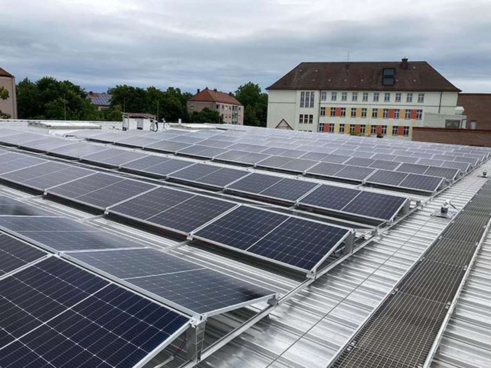 Photovoltaik-Anlage auf der Ballspielhalle Münchener Straße (Foto: Stadt Ingolstadt / Gebäudemanagement)