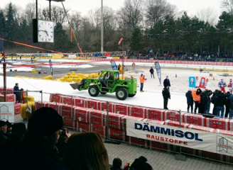 Maschinen von HKL helfen bei Aufbauarbeiten des Eisspeedway-Areals.