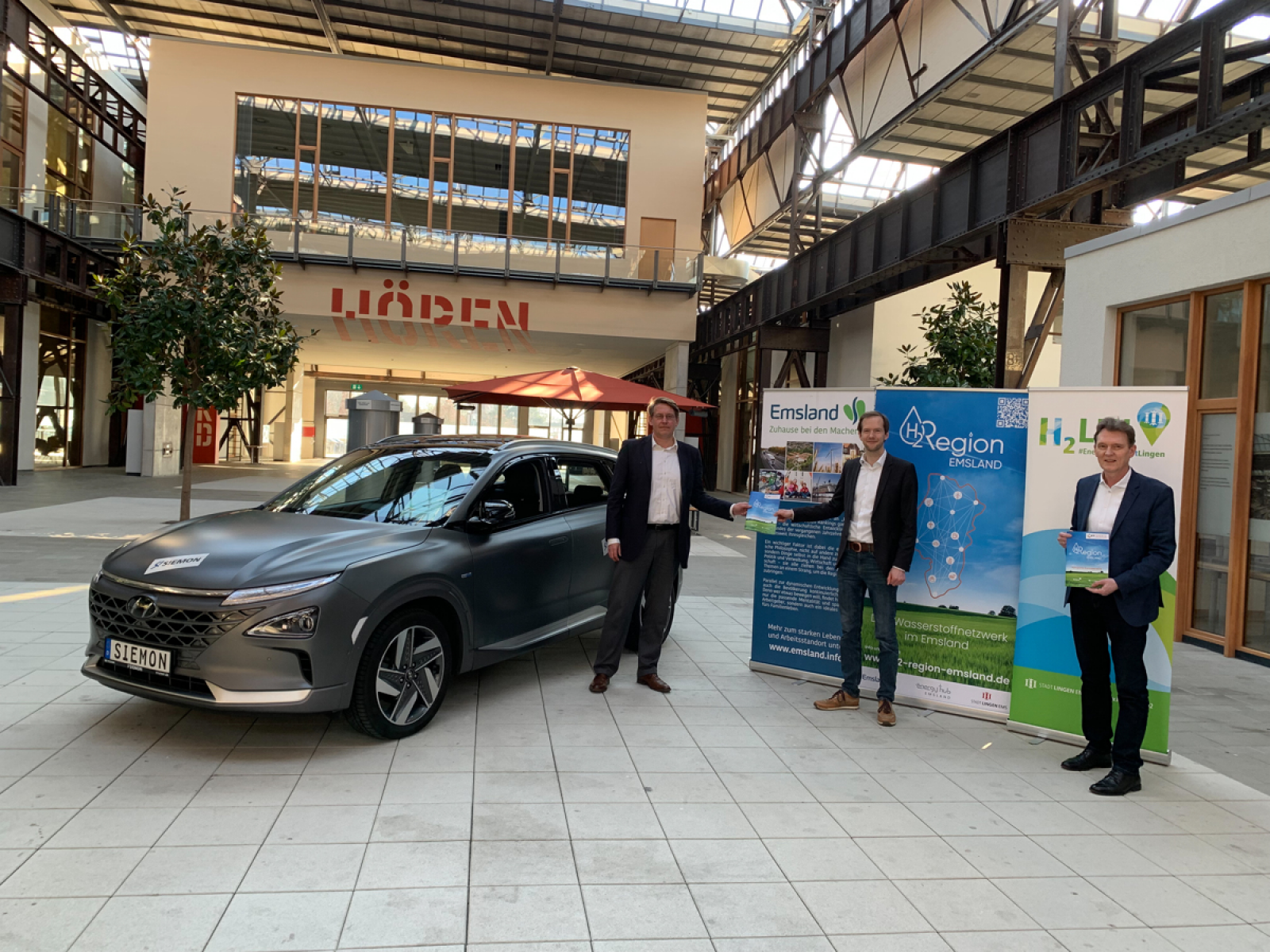 (v. l.) Landrat Marc-André Burgdorf, Projektmanager Tim Husmann und Oberbürgermeister Dieter Krone (Stadt Lingen (Ems)) stellten die Machbarkeitsstudie „HyExperts: H2-Region Emsland“ vor. (Foto: H2-Region)