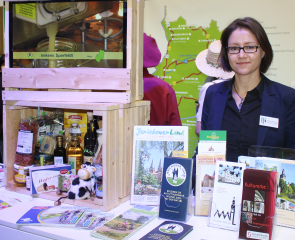 Bettina Weimann, Sachgebiet Kultur und Tourismus, am Landkreis-Stand auf der IGW 2018