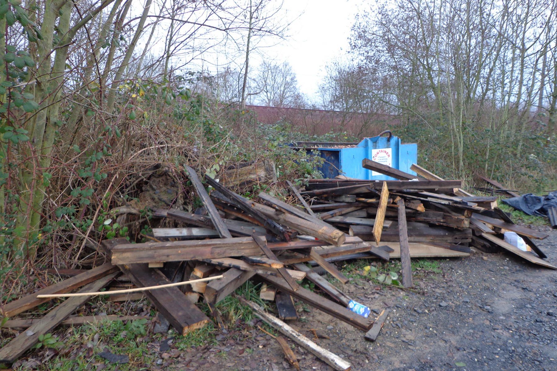 Große Mengen Müll illegal in Birlinghoven entsorgt