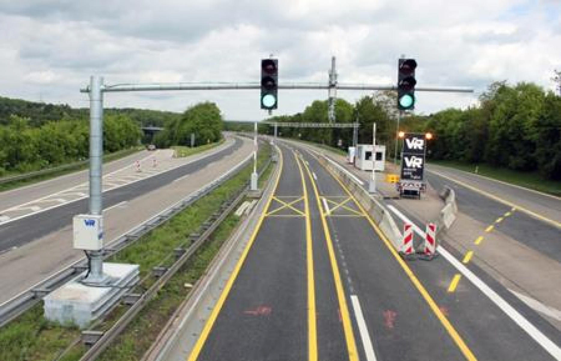 LKW-Sperranlage auf der Leverkusener Rheinbrücke der A1