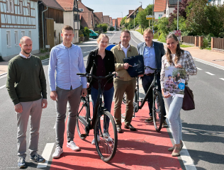 Stellten an der neuen Linksabbiegespur für Fahrradfahrer in Colmberg das Engagement für mehr umweltfreundliche Mobilität im Landkreis Ansbach vor (von links): Frank Biedermann vom Staatlichen Bauamt Ansbach, Markus Leisner und Maria Neundörfer vom Landrat