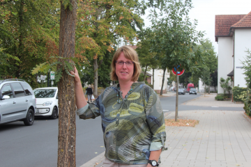 Daniela Toman (Fachbereich Grünflächen) neben der Ungarischen Eiche, einer ‚neuen‘ Straßenbaumart.