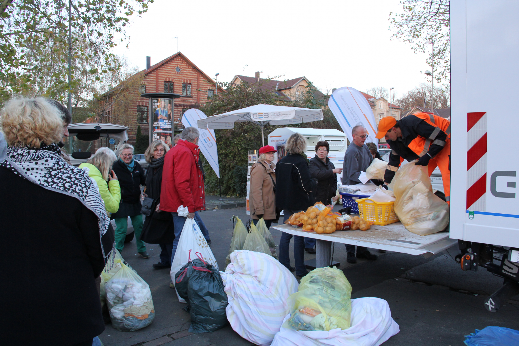 Ungewöhnliche Tauschaktion in Göttingen - GEB veranstalten Tausch Alttextilien gegen Kartoffeln