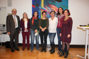 Bürgermeister Helmut Kaiser (Gemeinde Dachsberg und Ibach), Monika Baumhof-Pregitzer (Stiftung Naturschutzfonds Baden-Württemberg, die Preisträgerinnen der TEN-Academy Marie Helgard, Steffi Koch und Anke Haupt (2.v.r.) sowie Friederike Tribukait vom Regie