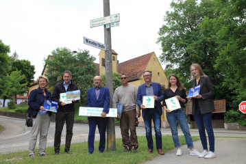 Sichtlich begeistert vom „Handbuch Qualitätsmanagement Radverkehr“ (von links): Regina Bremm vom Romantischen Franken, Landrat Dr. Jürgen Ludwig, Bürgermeister Georg Held, Bauhofleiter Kurt Binder, Herbert Lindörfer von der LAG Region an der Romantischen 