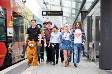 Weiberfastnacht in Beuel. So fahren Bus und Bahn. (Fotograf M. Magunia für Stadtwerke Bonn)