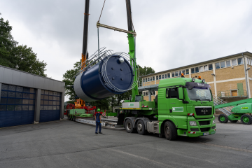 Ein spezieller LKW hat das acht Meter hohe Silo am Klärwerk Putzhagen angeliefert. Foto: Ingenieurbüro Bockermann und Fitze