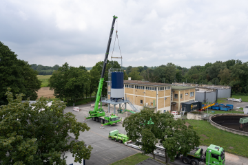 Das neue Silo ragt inklusives des Untergestellt nun 15, 8 Meter über das Gelände der Kläranlage am Putzhagen. Foto: Ingenieurbüro Bockermann und Fitze