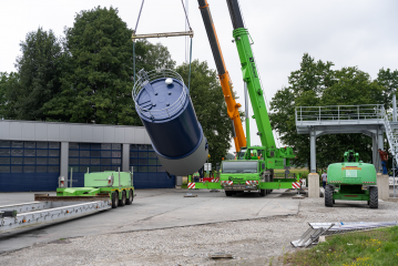 Um das neue Silo in seine eigentliche Position zu bringen, kommt es zeitweise in „Schieflage“. Foto: Ingenieurbüro Bockermann und Fitze