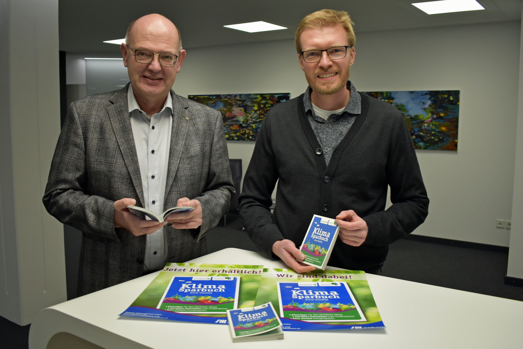 Auf dem Bild (v.l.): Landrat Uwe Fietzek und Klimaschutzmanager Stephan Griesehop präsentieren das neue Klimasparbuch, das die Landkreise Emsland und Grafschaft Bentheim erstmals gemeinsam herausgegeben haben. (Foto: Landkreis Grafschaft Bentheim)