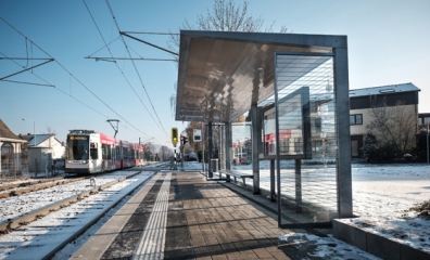 Die Fahrgastunterstände sind die ersten ihrer Art im neuen Design aus Stahl und Glas.