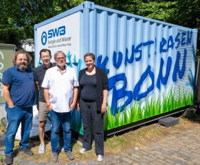 Veranstalter Martin J. Nötzel (v.l.), SWB-Kommunikationsleiter Jürgen Winterwerp, Co-Veranstalter Ernst Ludwig Hartz und Kunstrasen-Geschäftsführerin Katrin Wurm bei der Präsentation der Station 2022. (Foto: Benjamin Westhoff/SWB)