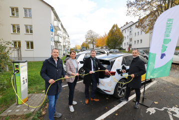 Freuen sich über die öffentlichen Ladepunkte im Kasseler Wohngebiet Mattenberg – Städtische-Werke-Vertriebsleiter Alexander Krause (v.l.) mit Projektleiterin Margarethe Heirich, GWG-Kundenserviceleiter Oliver Künzel und GWG-Geschäftsführer Uwe Gabriel. (B