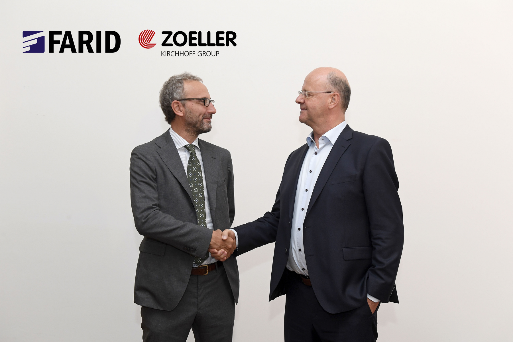 Auf eine erfolgreiche Partnerschaft zwischen Marco Orecchia, CEO FARID Gruppe, (links) und Thomas Schmitz, CEO ZOELLER Gruppe, (rechts) 