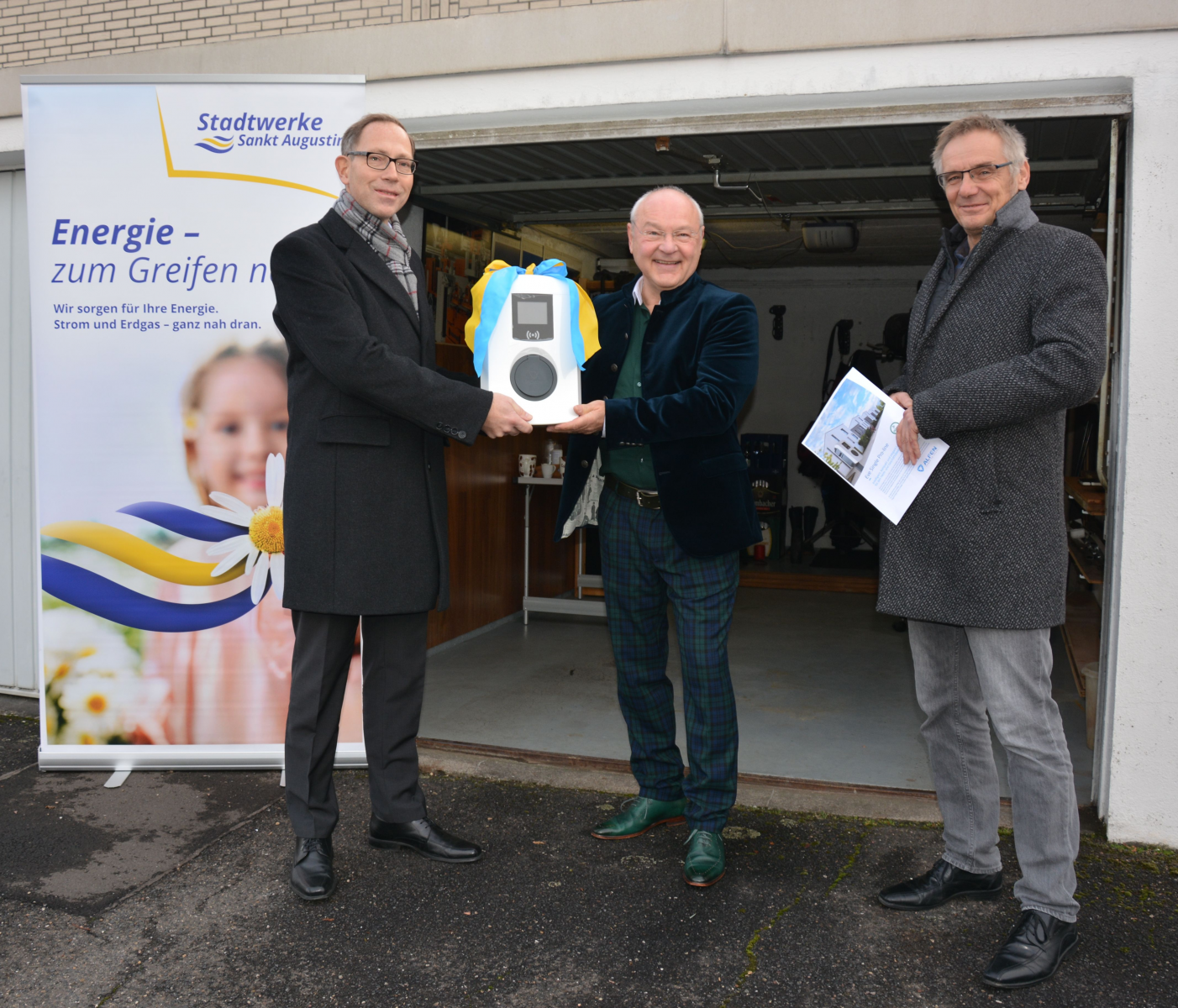 Glücklicher Gewinner einer Wallbox in der Klimasiedlung „Im Spichelsfeld“ in Sankt Augustin