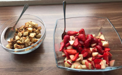 Das schmeckte den Auszubildenden: Selbst zubereitetes Erdbeer-Dessert mit süßen Brotcroutons. Foto: Andrea Däublin-Schmid