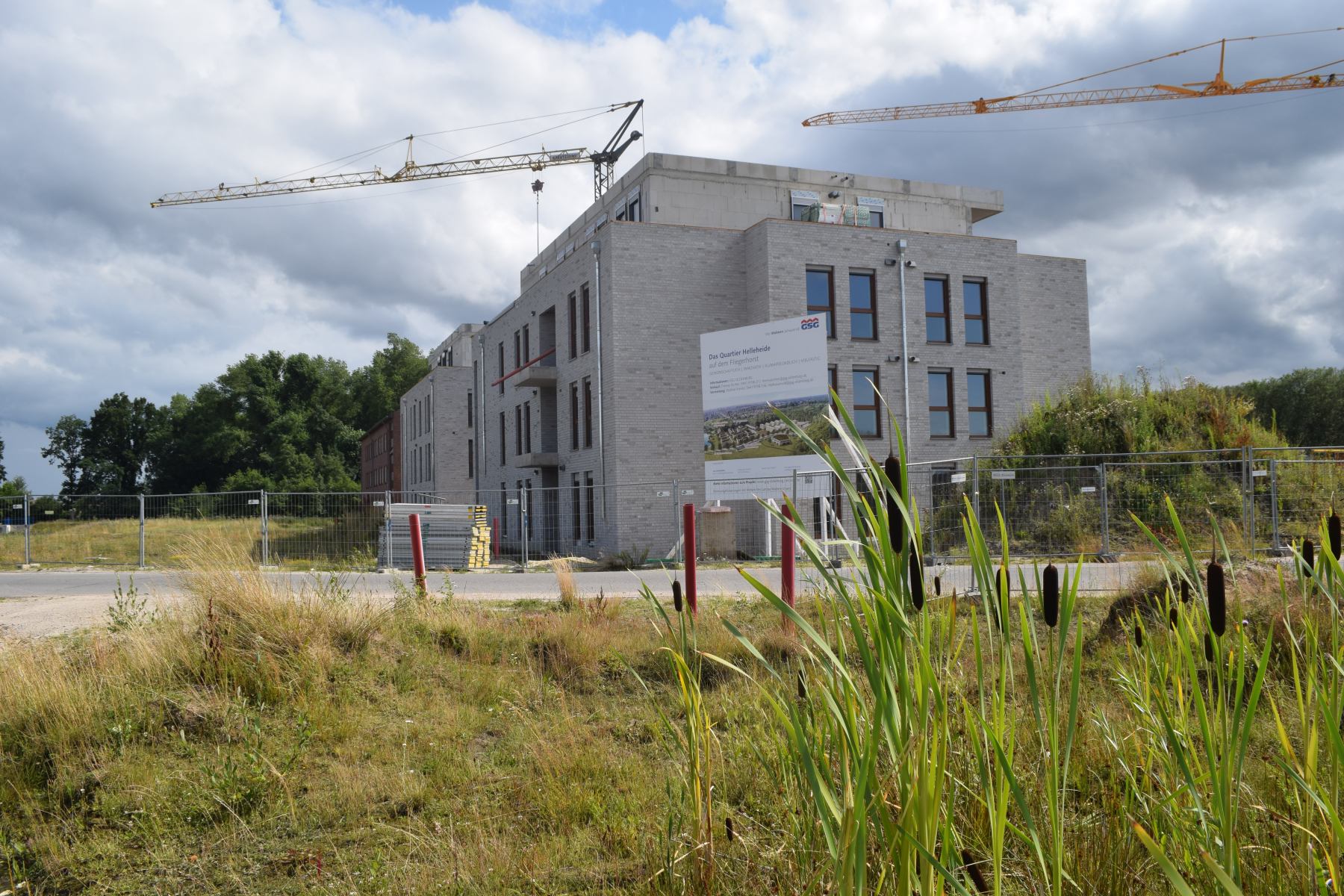 Foto: Stadt Oldenburg  Die neuen Wohngebiete auf dem Fliegerhorst sollen möglichst fossilfrei beheizt werden, wie hier beim Neubau eines Mehrfamilienhauses im Bereich Helleheide.