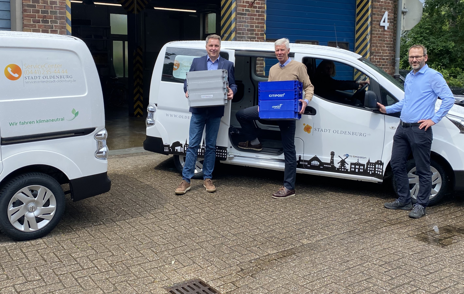 Oberbürgermeister Jürgen Krogmann (von links), Klaus Büscher, Leiter des Eigenbetriebs Gebäudewirtschaft und Hochbau, sowie Roland Henne, Bereichsleiter im Service Center, nahmen zwei neue Elektro-Transporter in Empfang. Foto: Stadt Oldenburg