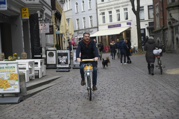 Freuen sich auf den Start des OLi-Bike: Mario Brokate (Leiter drittgeschäfte Bremer Tageszeitungen AG), Kerstin Goroncy (Stadt Oldenburg), Oberbürgermeister Jürgen Krogmann, Morell Predoehl (Prokurist Verkehr und Wasser GmbH), Dr. Norbert Korallus (Leiter