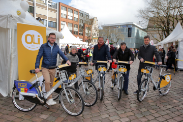 Freuen sich auf den Start des OLi-Bike: Mario Brokate (Leiter drittgeschäfte Bremer Tageszeitungen AG), Kerstin Goroncy (Stadt Oldenburg), Oberbürgermeister Jürgen Krogmann, Morell Predoehl (Prokurist Verkehr und Wasser GmbH), Dr. Norbert Korallus (Leiter